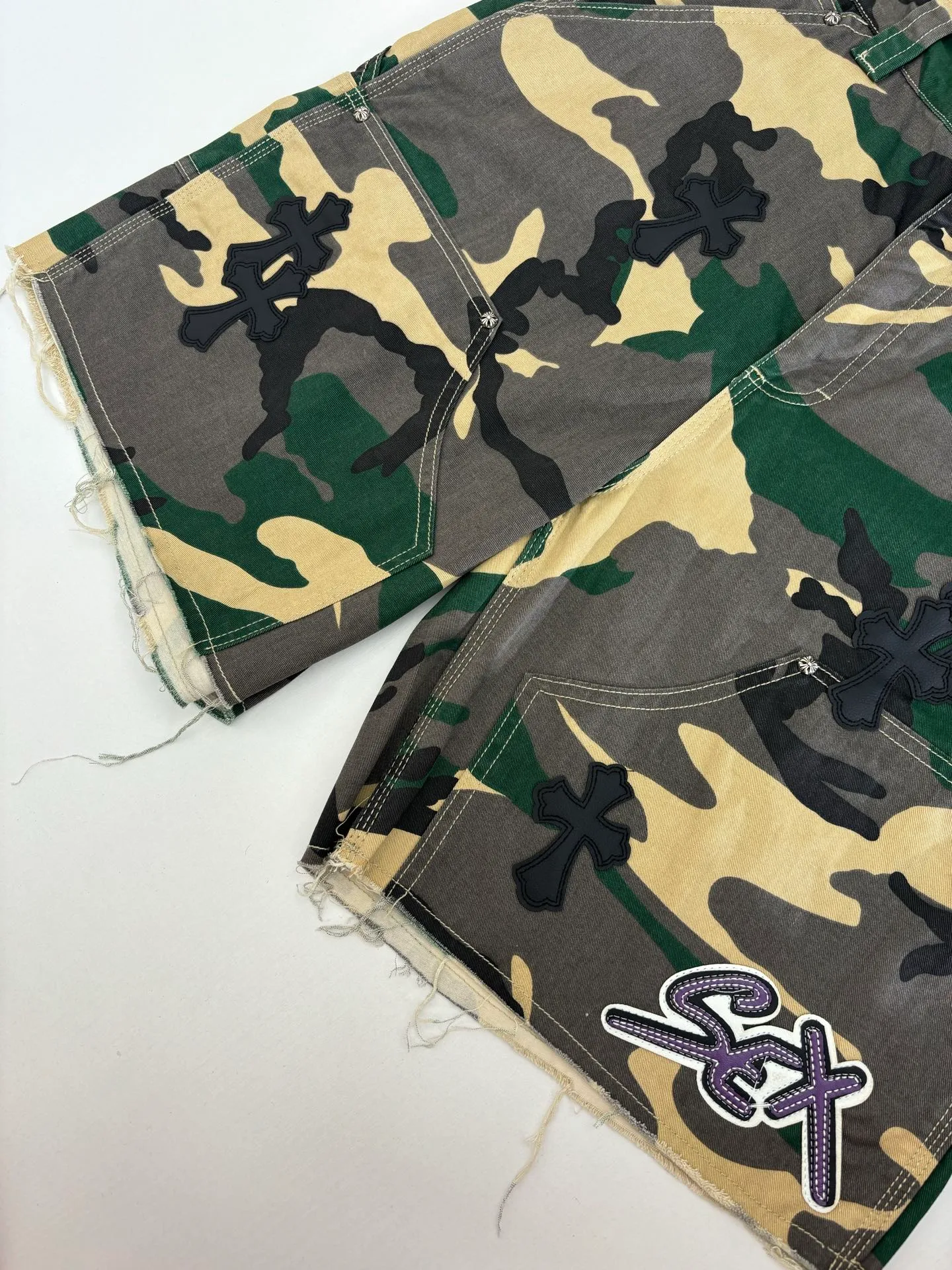 P500 Chrome Heart*/Chrome Heart CH leather camouflage shorts were purchased and developed from a Los Angeles agent for US$2,980. This style is made of custom-made military canvas fabric, restored 1:1 according to the original model, and printed with camouflage patterns. The customization period for the hem sex pattern stamp is 20 days, the minimum order is 1800 pieces, and the color plate is matched. The hardware buckles are all made of electroplated 925 silver material, the weight is perfectly restored, and they are aged and oxidized to black.  Size：S/M/L/XL